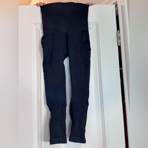 Mother Tucker compression capri leggings black - belly bandit - Picture 4 of 6